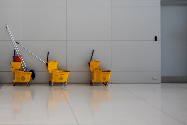 Foto tres equipos de limpieza