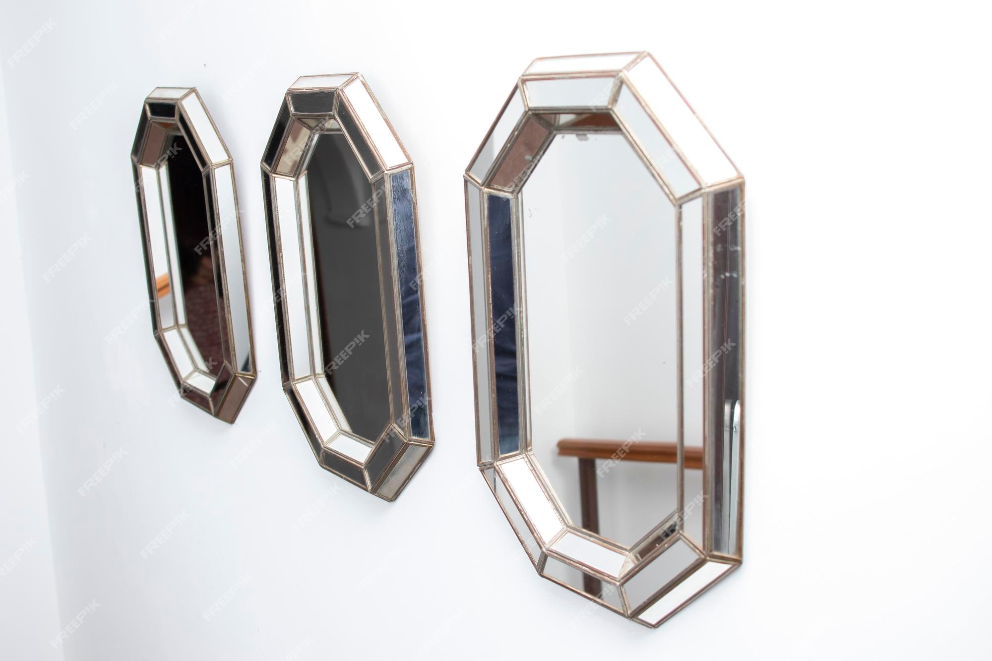 Tres espejos enmarcados en plata en una pared blanca concepto de decoración Foto Premium