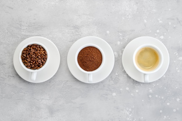 Tres estados del café: granos, café molido y líquido.