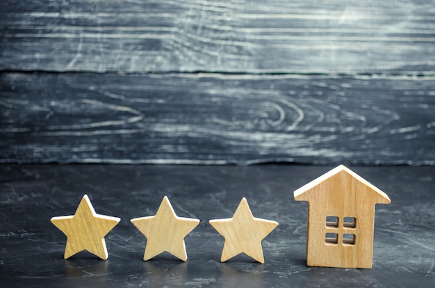 Tres estrellas de madera y una casa. Hotel o restaurante de tres estrellas. Revisión de la crítica.