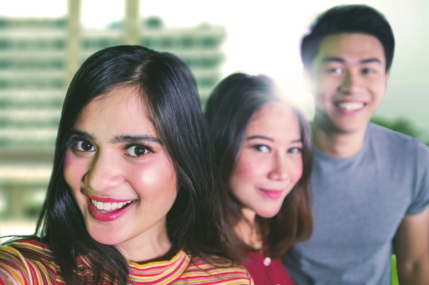 Tres estudiantes universitarios tomando una foto juntos