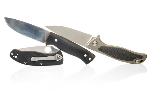 Três facas dobráveis diferentes em um item de fundo branco para turismo e sobrevivência