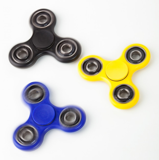 Três fidget spinner no fundo branco