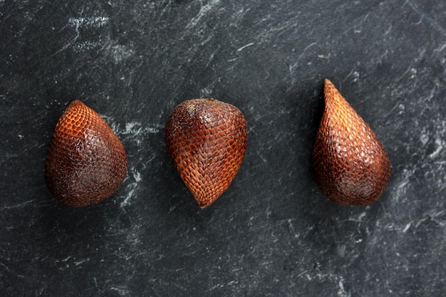 Três frutas frescas de Salak ou Salacca zalacca