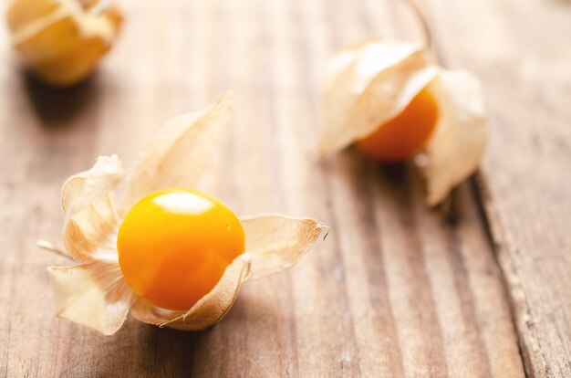 Tres frutas peruanas Physalis sobre un fondo de madera