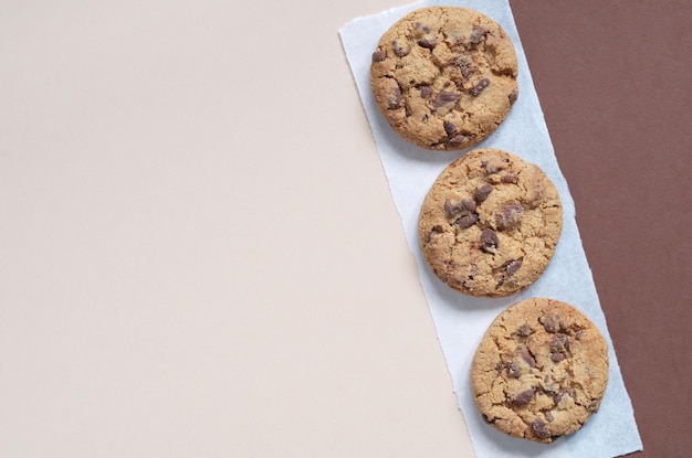 Tres galletas con chispas de chocolate