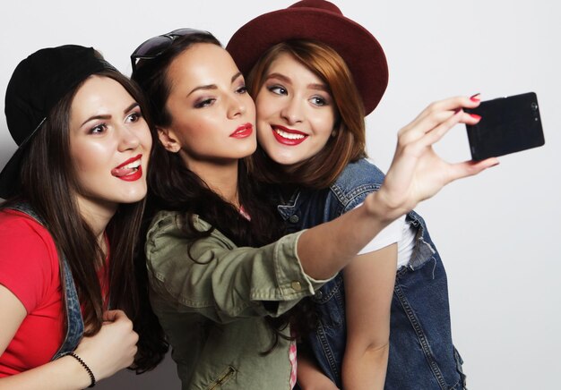 Meninas Bonitas Que Fazem O Selfie No Telefone Celular Foto de Stock -  Imagem de preto, amigos: 48692576