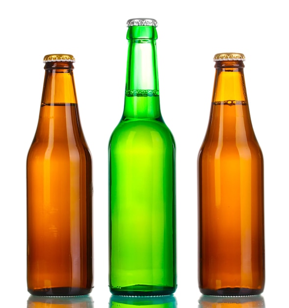 Três garrafas de cerveja isoladas em branco