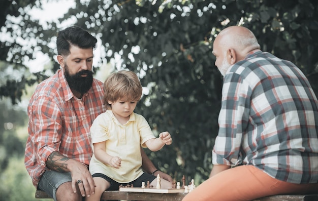 Tres generaciones diferentes edades abuelo padre e hijo juntos edad de oro abuelo verano a