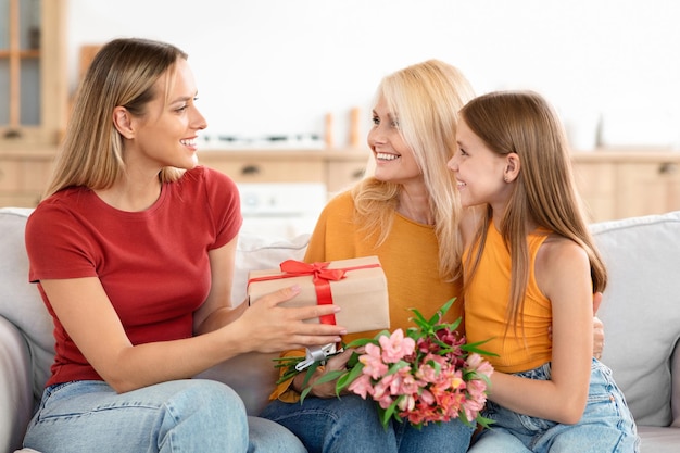 Foto tres generaciones de mujeres en el día de la madre en casa