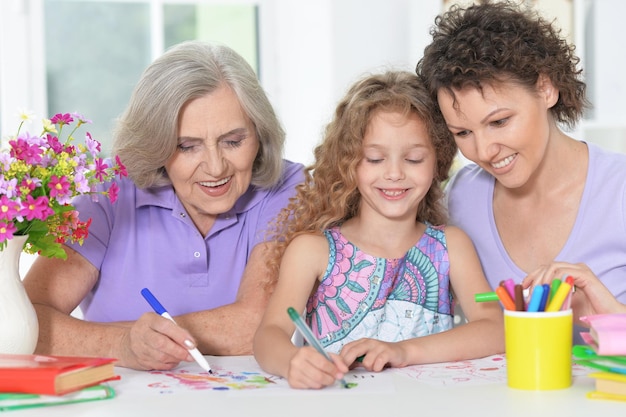 Tres generaciones de mujeres de una misma familia haciendo la tarea juntas