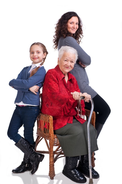 Tres generaciones de mujeres sobre un fondo blanco.