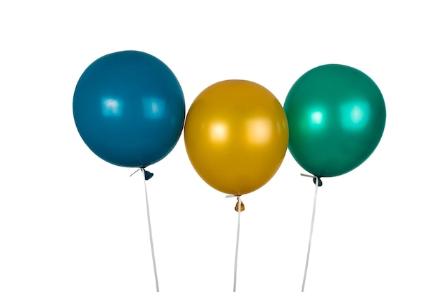 Tres globos multicolores con cintas aisladas sobre un fondo blanco Concepto mínimo