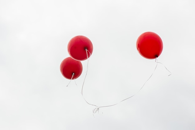 Tres globos rojos contra el cielo