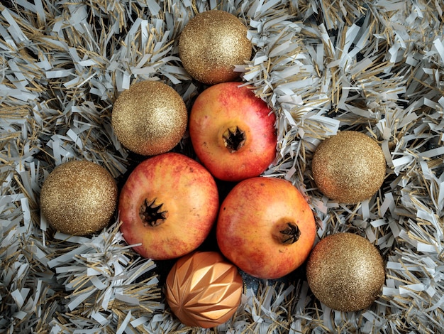 Tres granadas con adornos navideños.