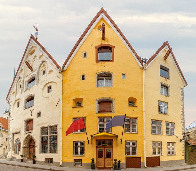 Tres hermanas en la calle Pikk en Tallin Estonia