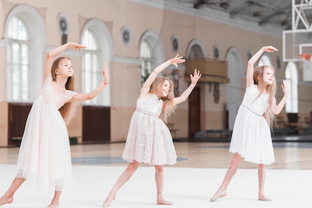 Tres hermosas bailarinas bailando en clase de baile