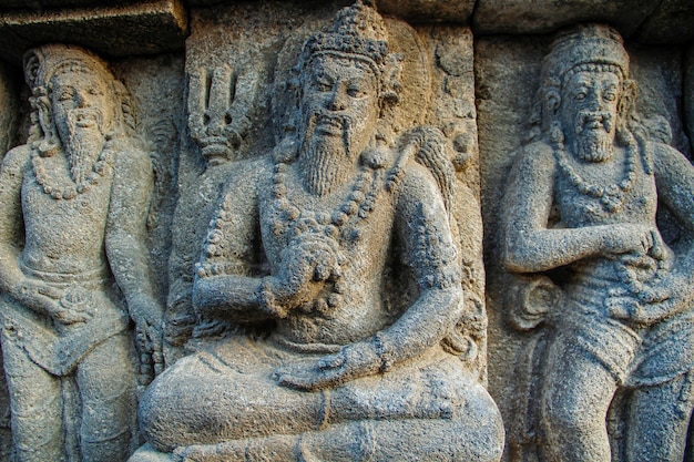 Tres hermosas figuras en el templo de prambanan. Indonesia