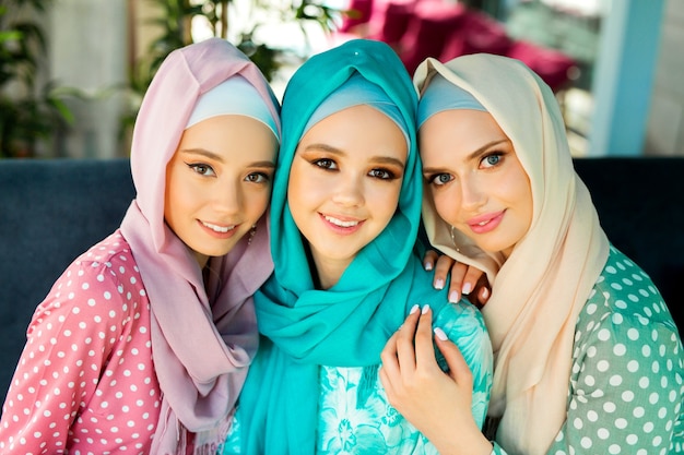 tres hermosas mujeres jóvenes en vestidos musulmanes