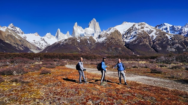 Três homens posando com o Fitz Roy ao fundo