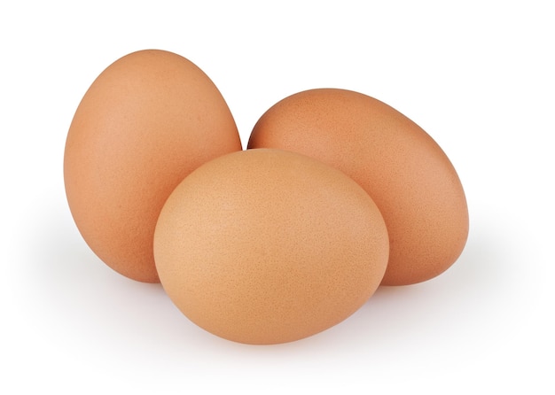 Tres huevos aislado sobre fondo blanco con trazado de recorte
