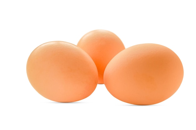 Tres huevos de gallina aislado sobre fondo blanco.