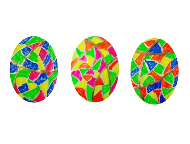 Tres huevos de pascua decorados con coloridos adornos de mosaico estilo gaudi con destellos aislados