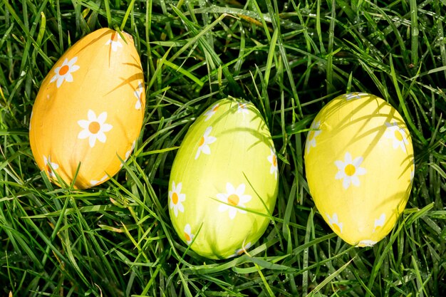 Tres huevos de Pascua enclavados en la hierba