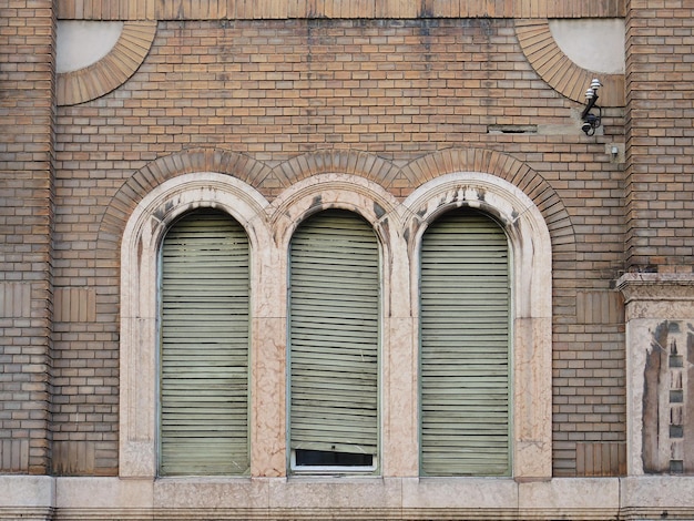 Três janelas com cortinas cegas fechadas