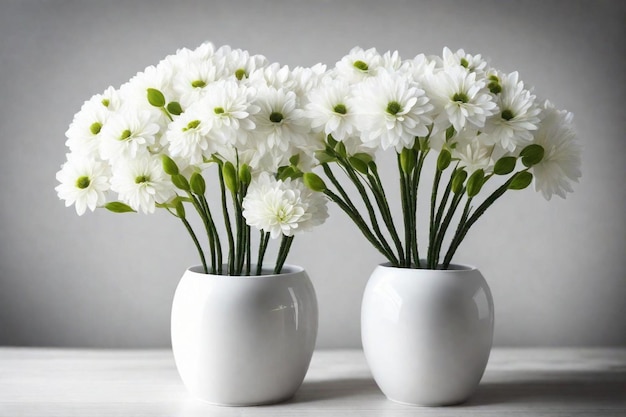 tres jarrones blancos con flores blancas en ellos uno de los cuales tiene el número 3 en él