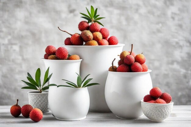 tres jarrones blancos con fresas y uno de ellos tiene una hoja verde en él