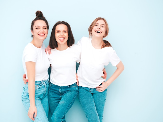 Tres joven hermosa mujer hipster sonriente en ropa de jeans y camiseta blanca de moda del mismo verano