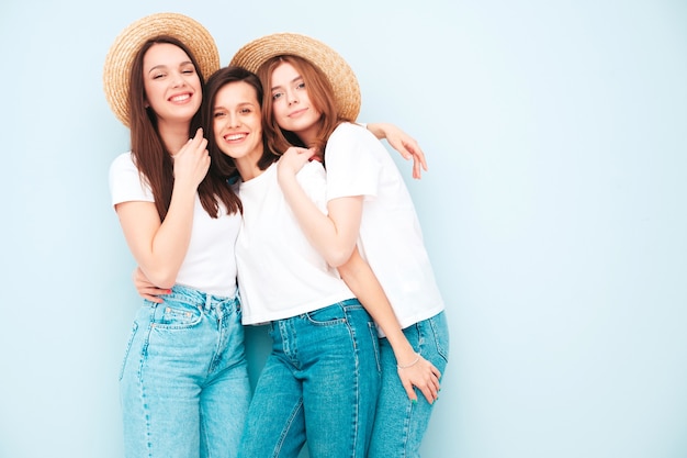 Tres joven hermosa mujer hipster sonriente en ropa de jeans y camiseta blanca de moda del mismo verano