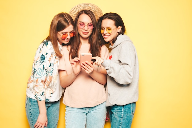 Foto tres joven hermosa mujer hipster sonriente en ropa de moda