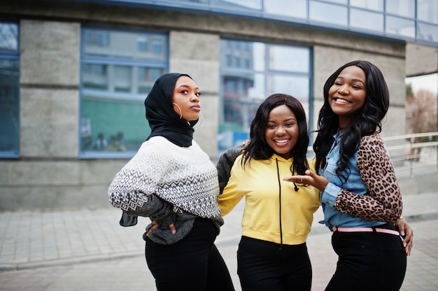 Tres jóvenes amigas universitarias afroamericanas pasan tiempo juntos.