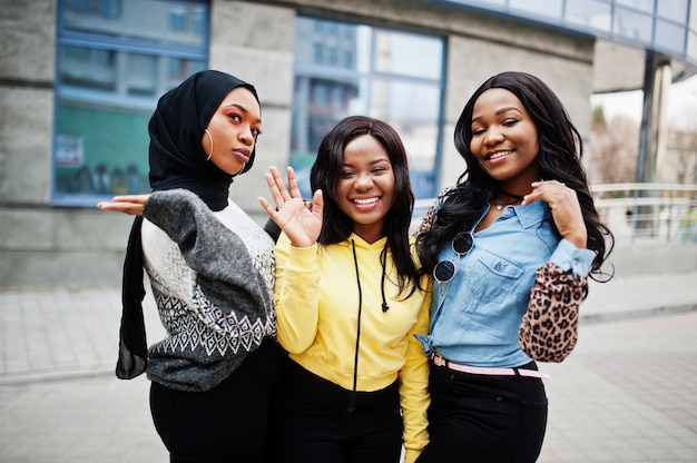 Tres jóvenes amigas universitarias afroamericanas pasan tiempo juntos.