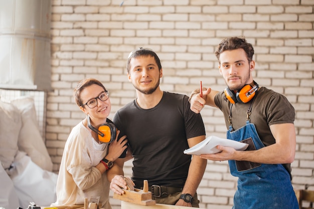 Tres jóvenes artesanos listos para trabajar