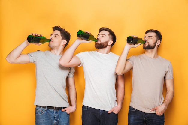 Tres jóvenes bebiendo cerveza