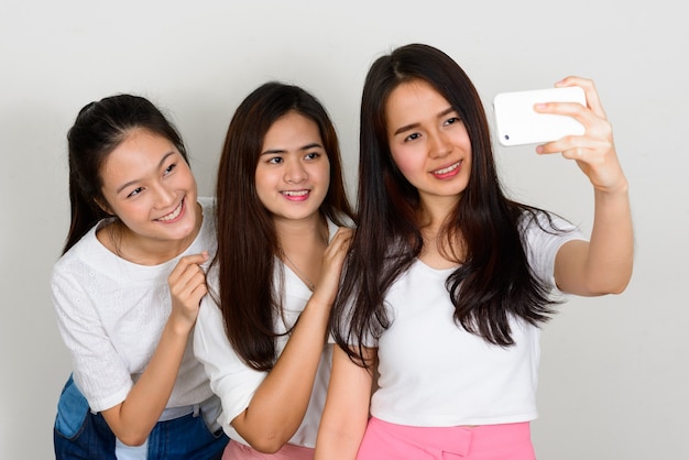Tres jóvenes hermosas mujeres asiáticas como amigas juntas
