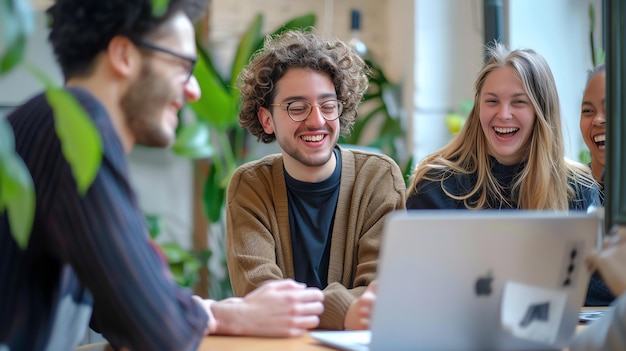 Tres jóvenes profesionales sentados alrededor de una mesa en un café riendo y hablando