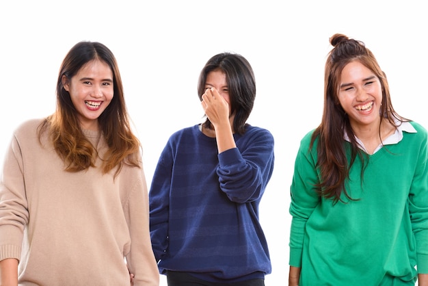três jovens amigas asiáticas felizes sorrindo e rindo juntas