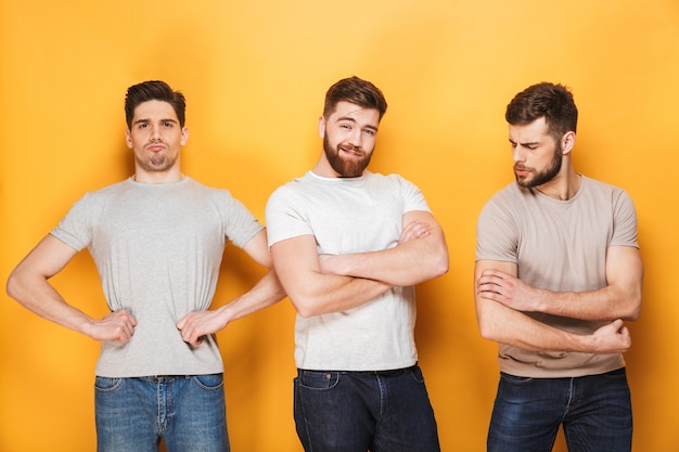 Três jovens bem sucedidos posando