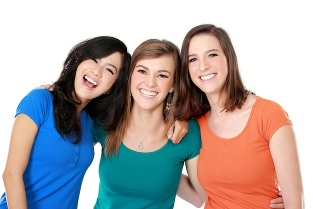 Três jovens mulheres abraçando