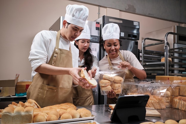 Três jovens startups de padaria transmitem ao vivo as vendas de pastelaria na promoção on-line