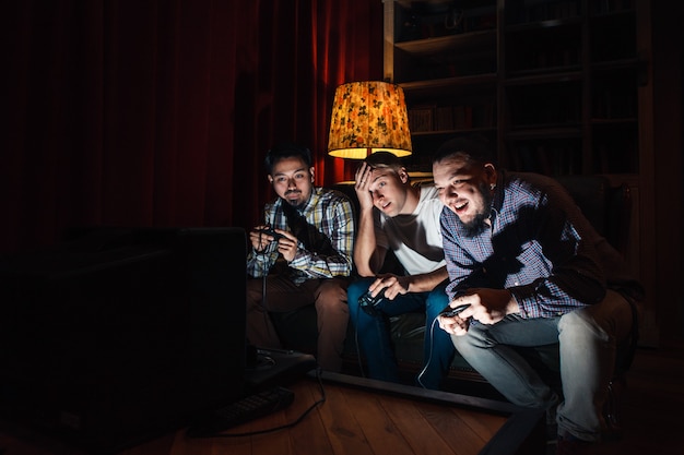 Três jovens viciados em videogame