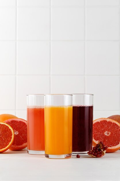 Tres jugos recién exprimidos en vaso Jugo de granada de pomelo naranja rojo para el menú Maqueta