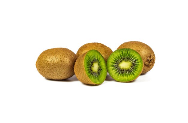 Três kiwis inteiros e um kiwi cortado estão sobre um fundo branco