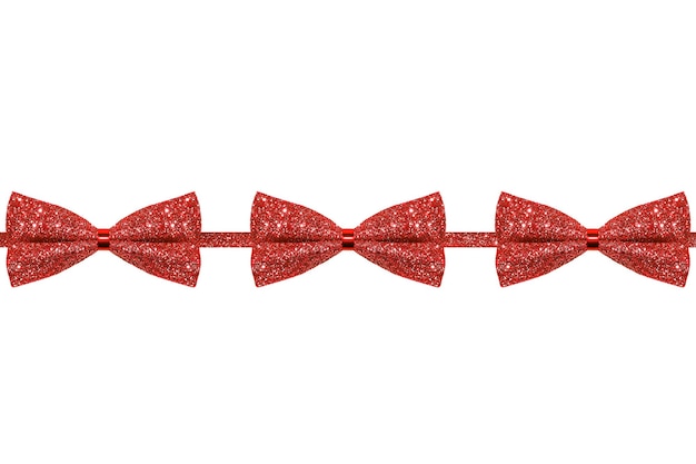 Tres lazos rojos brillantes aislados en un fondo blanco y una cinta roja