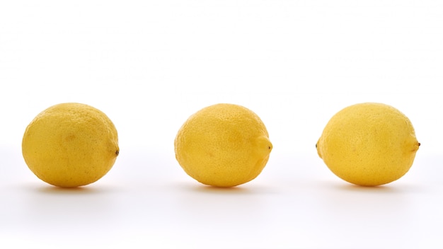 Tres limones aislados sobre fondo blanco