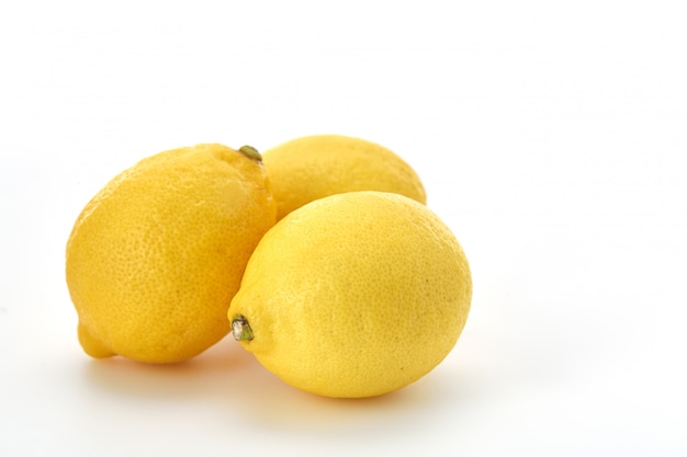 Tres limones aislados sobre fondo blanco